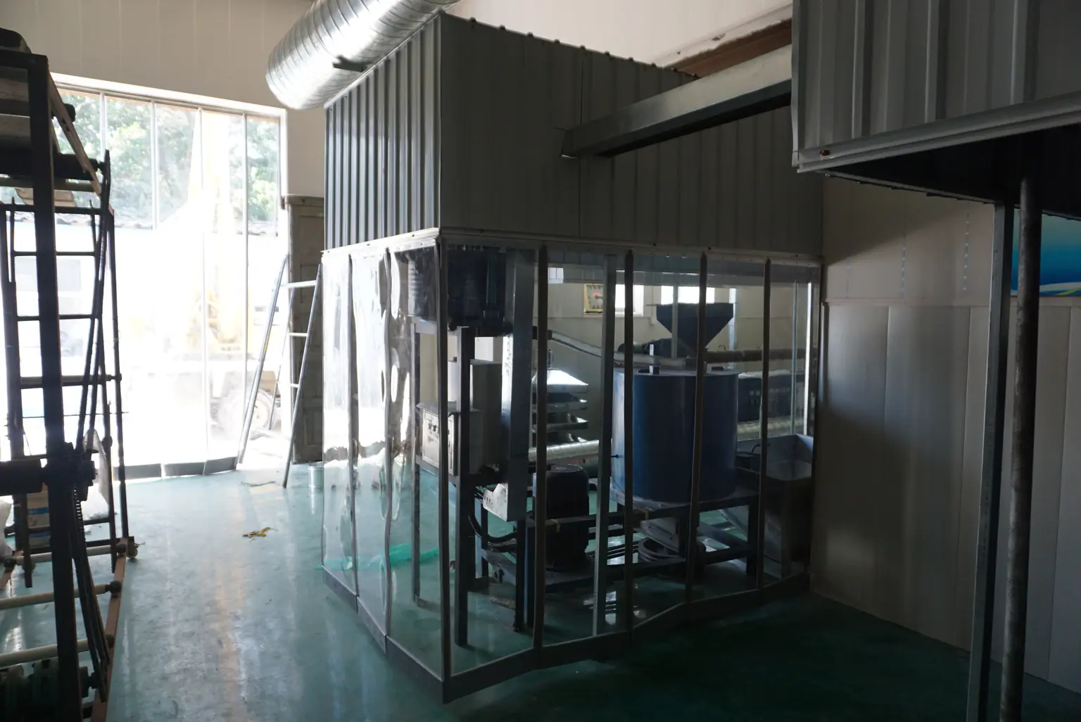 Full mounted test doorway with transparent paired panels and a visible center closure line.